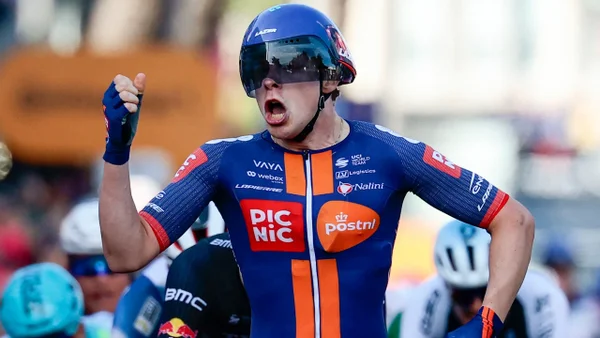 Casper Van Uden se quedó con la cuarta etapa del Giro: vea aquí el potente remate