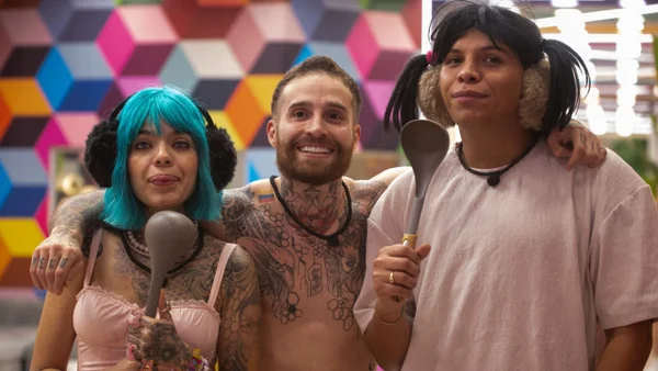 Vuelve y juega: dos participantes hacen uso del sobre de las tentaciones en La Casa de los Famosos Vuelve y juega: dos participantes hacen uso del sobre de las tentaciones en La Casa de los Famosos