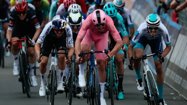 Con final de infarto, Mads Pedersen se llevó la etapa 5 del Giro de Italia 2025