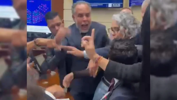 VIDEO | Fuerte pelea en el Senado luego que quedara hundida la consulta popular