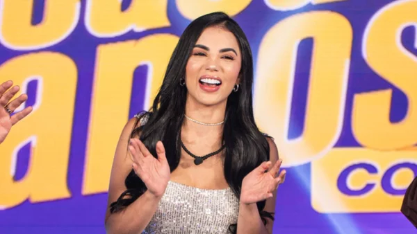 ¡Gran furor! Karina García genera sensación entre sus fanáticos al llegar al aeropuerto