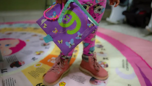 Llegó a Venezuela la bebé que quedó sola tras deportación de sus padres de EE. UU. a El Salvador