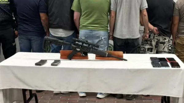 Hallan poderosa arma con mira telescópica en poder de seis delincuentes en Bogotá