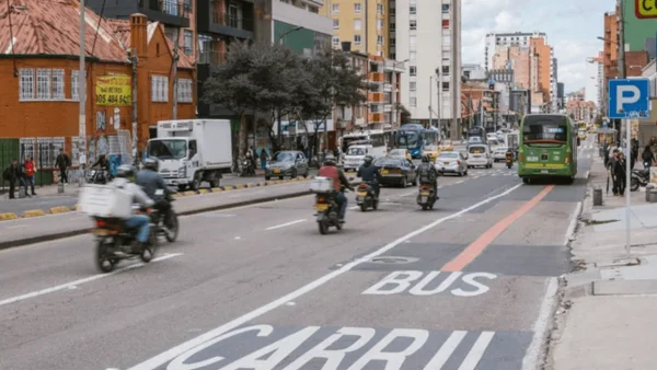 ¿Cuándo puede un carro o moto usar el carril preferencial sin ser multado?
