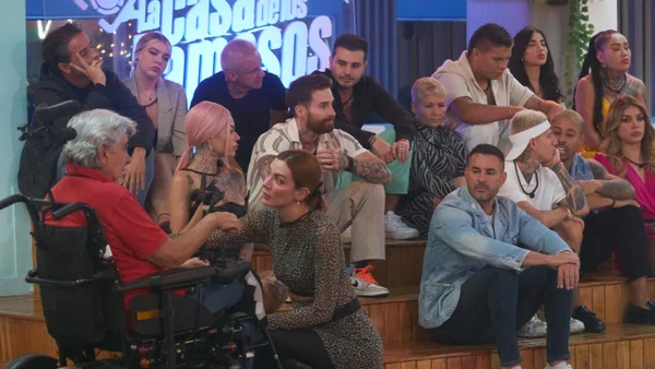 Exparticipantes de la Casa de los Famosos tuvieron emotivo reencuentro: hubo hasta inesperado beso