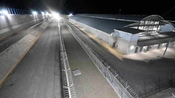 Abogados denuncian torturas a migrantes venezolanos encarcelados en El Salvador