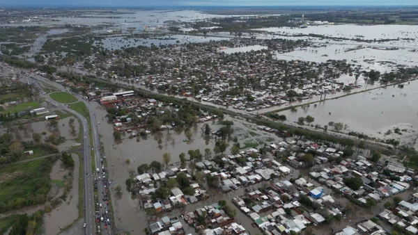 Tres personas desaparecidas y miles de evacuadas por inundaciones en Buenos Aires