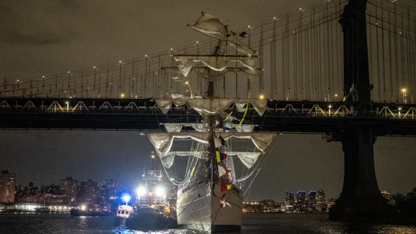 ¿Quiénes son los dos muertos que dejó trágico choque de buque mexicano en puente de Brooklyn?