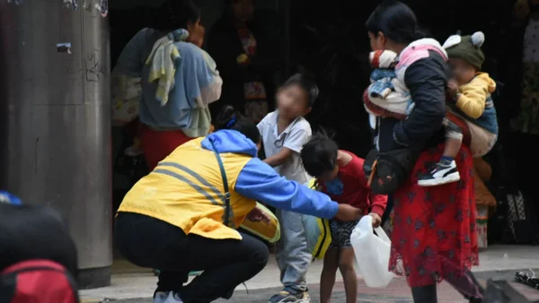 Emberá están atacando con machetes a funcionarios en Bogotá y usando niños para lanzar piedras
