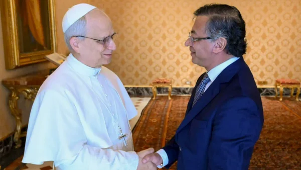 Así fue la reunión entre el presidente Gustavo Petro y el papa León XIV: hubo regalos y una invitación Así fue la reunión entre el presidente Gustavo Petro y el papa León XIV: hubo regalos y una invitación