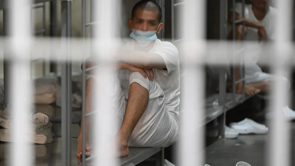 Arrestan a abogada que auxilia a migrantes venezolanos deportados a El Salvador Arrestan a abogada que auxilia a migrantes venezolanos deportados a El Salvador