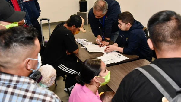 Así fue la llegada de los primeros 26 colombianos 'autodeportados' de EE.UU. Así fue la llegada de los primeros 26 colombianos 'autodeportados' de EE.UU.