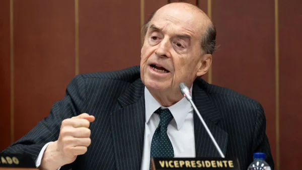 Álvaro Leyva enfrenta investigación penal por falsedad ideológica tras sus cartas contra Petro