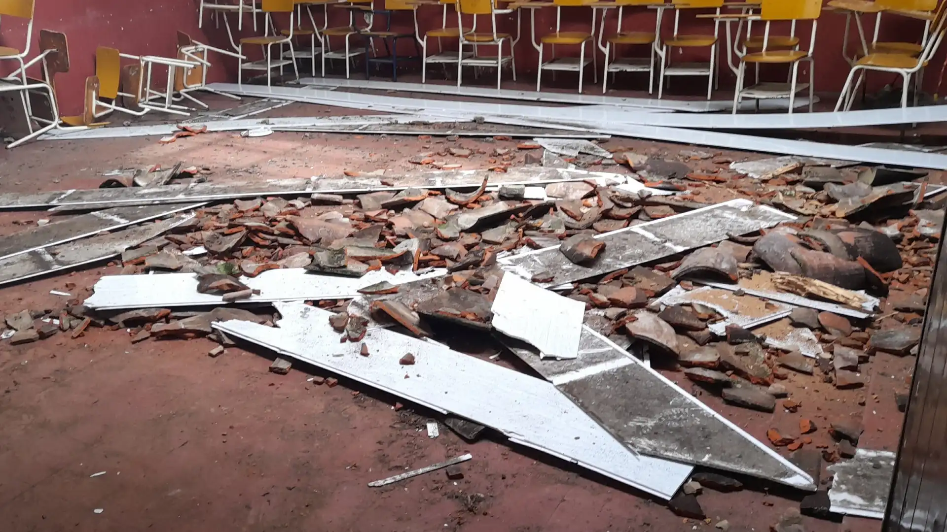 Video | Techo de un colegio de Tuluá se desplomó y cayó sobre estudiantes en plena clase