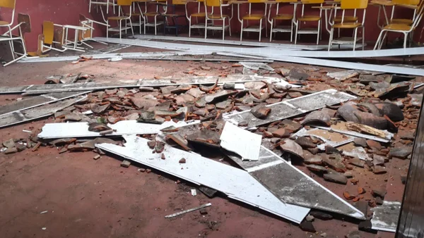 Video | Techo de un colegio de Tuluá se desplomó y cayó sobre estudiantes en plena clase