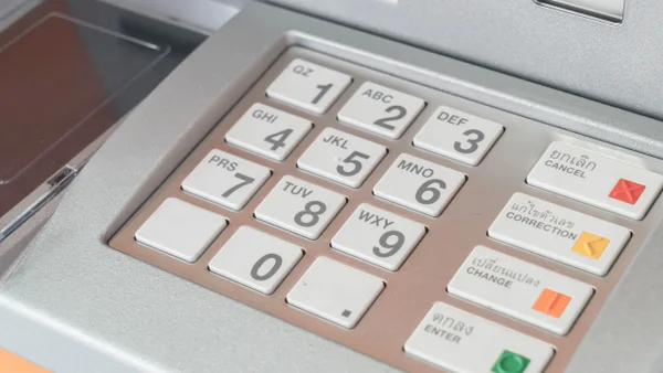 Hombres fueron sorprendidos mientras alteraban un cajero con avanzado método de robo