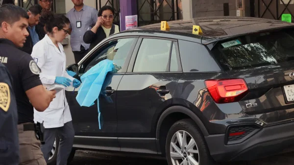 Asesinan a tiros en un vehículo a funcionarios del círculo cercano de la presidenta de México