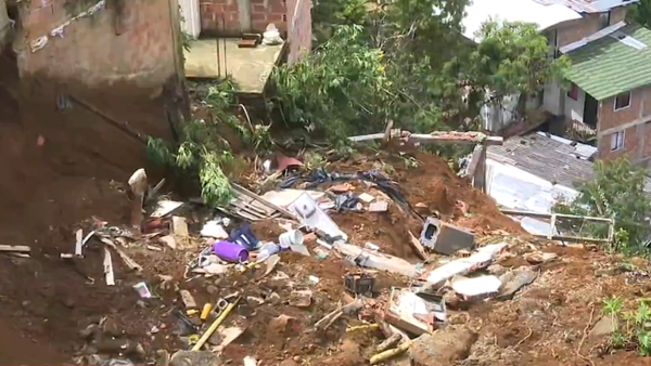 Deslizamiento en el barrio Villatina de Medellín tapó tres casas y dos están al borde de colapsar