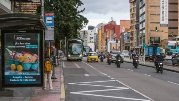 Mujer agredía con arma blanca a ciudadanos que se negaban a darle dinero en Bogotá Mujer agredía con arma blanca a ciudadanos que se negaban a darle dinero en Bogotá
