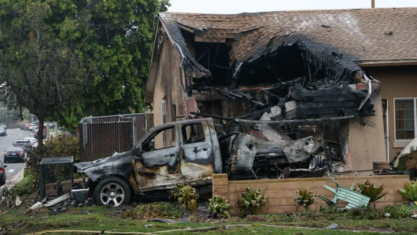 Al menos dos muertos en accidente de avioneta en barrio residencial de California