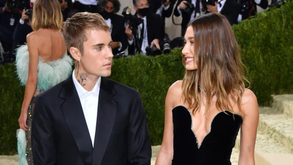 Justin Bieber desata polémica al comentar la portada que protagoniza su esposa