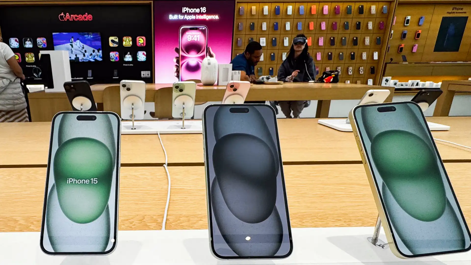 ¿Se dispararán los precios de iPhone? Apple se expone a arancel de 25% si no los fabrica en EE. UU.