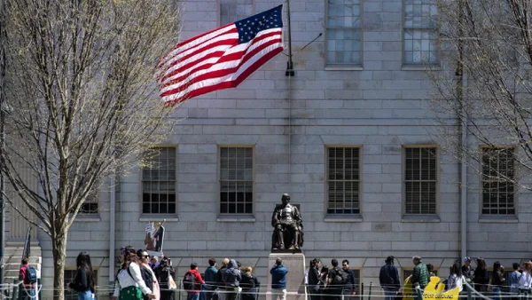 Jueza frena ofensiva de Trump contra Harvard y cobija a estudiantes extranjeros