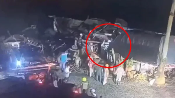 Camión sin frenos embistió otro vehículo y terminó incrustado en un restaurante en vía de Antioquia