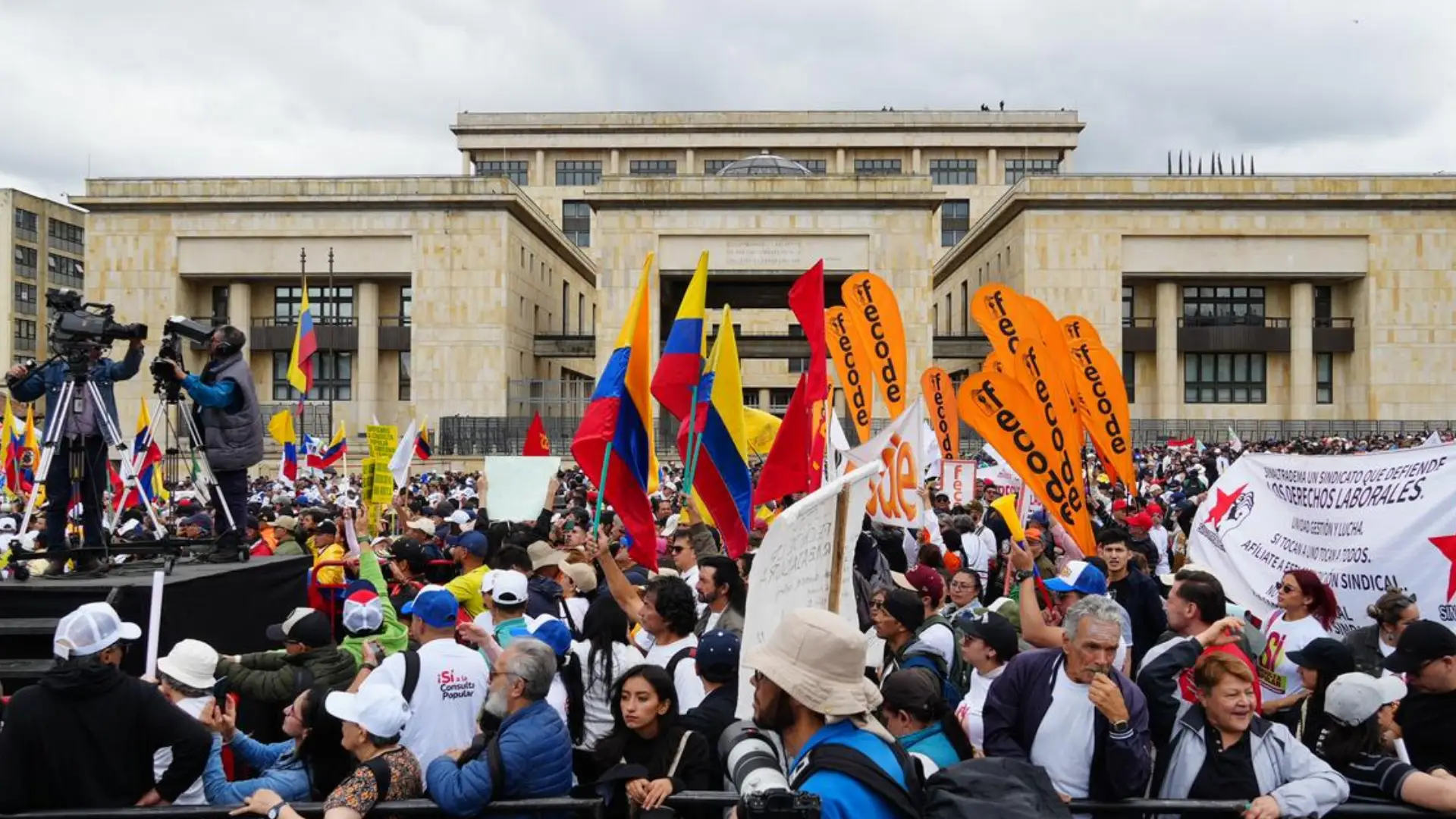 Sindicatos protestando.