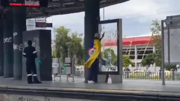 En video: manifestantes limpiaron sus propios actos vandálicos en estación de Transmilenio