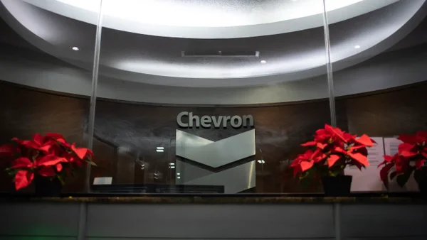 Chevron podría quedar con licencia para operaciones mínimas en Venezuela