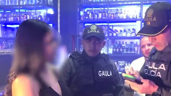 Pagaron $19 millones por dos botellas de ron: extranjeros denunciaron cobros excesivos en bar de Medellín