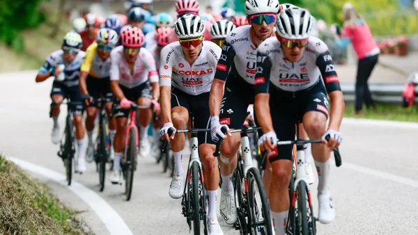 Atención: por triple picadura en su ojo, gran favorito al Giro abandonó la carrera