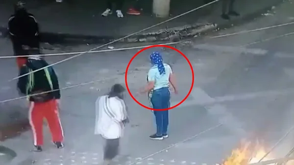 VIDEO | Vendedora de empanadas enfrentó a encapuchados que incendiaron llantas en manifestaciones