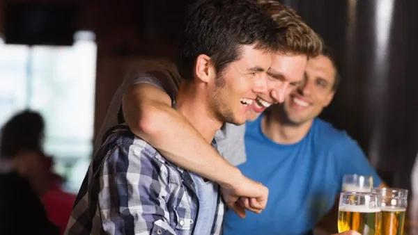 ¿Cansado de las apps de citas? Bogotá lanza espacio real para solteros