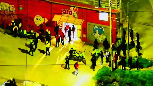 VIDEO | Saquearon un supermercado Ara en Usme: dos menores detenidos