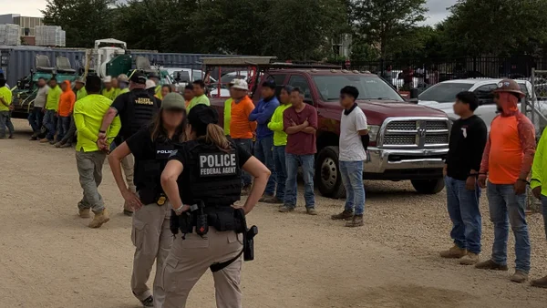 Video: detienen a migrantes colombianos tras redada en una obra en Estados Unidos