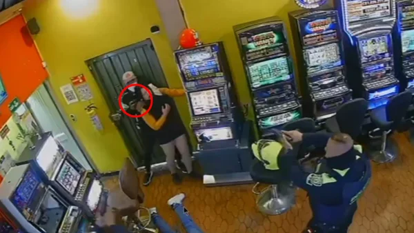 VIDEO | Encapuchados robaron casino, tomaron una rehén y amenazaron con ejecutarla frente a la Policía