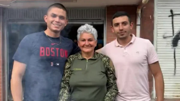 Orgullo: el sentimiento de los hijos de la vendedora informal que se enfrentó a encapuchados