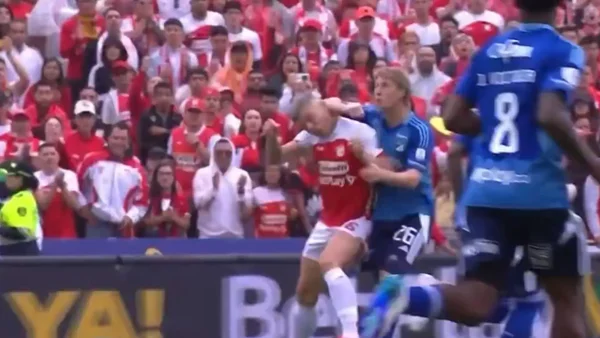 El fuerte codazo de Andrés Llinás a Daniel Torres en el clásico: polémica y no pasó ni un minuto El fuerte codazo de Andrés Llinás a Daniel Torres en el clásico: polémica y no pasó ni un minuto