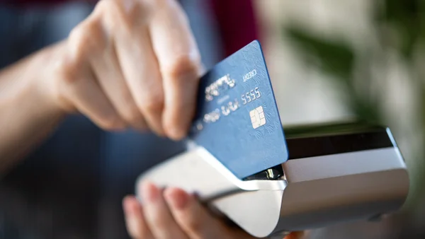 Ley aclara y determina si es legal que le cobren el 5% adicional si paga con tarjeta de crédito o débito