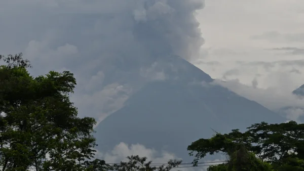 Evacúan a cerca de 800 personas por nueva erupción del volcán de Fuego en Guatemala Evacúan a cerca de 800 personas por nueva erupción del volcán de Fuego en Guatemala