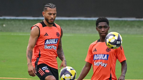 ¡Cerca muy cerca! Luis Suárez cabeceó y el balón se estrelló en el palo a falta de 10 minutos vs. Perú