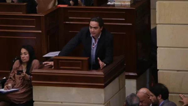 Suspender la regla fiscal sería incurrir en un delito, advierte exviceministro Juan Alberto Londoño