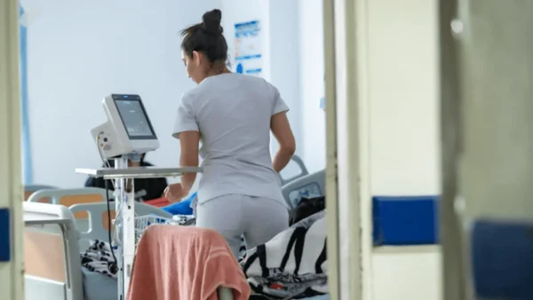 Bogotá mantiene alerta amarilla por alta ocupación hospitalaria: más del 90 % de camas están ocupadas Bogotá mantiene alerta amarilla por alta ocupación hospitalaria: más del 90 % de camas están ocupadas