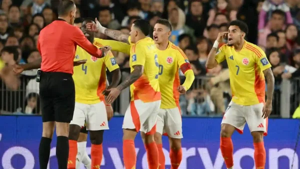 Luis Díaz baila en el Monumental: dejó en el piso a De Paul y por poco celebra el primero Luis Díaz baila en el Monumental: dejó en el piso a De Paul y por poco celebra el primero