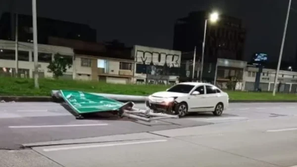 Una señal de tránsito de grandes dimensiones cayó sobre un carro en Bogotá