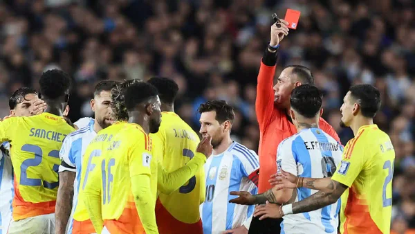 ¡Roja para Enzo Fernández! Expulsado por golpear a Castaño en el duelo Argentina vs. Colombia: video ¡Roja para Enzo Fernández! Expulsado por golpear a Castaño en el duelo Argentina vs. Colombia: video