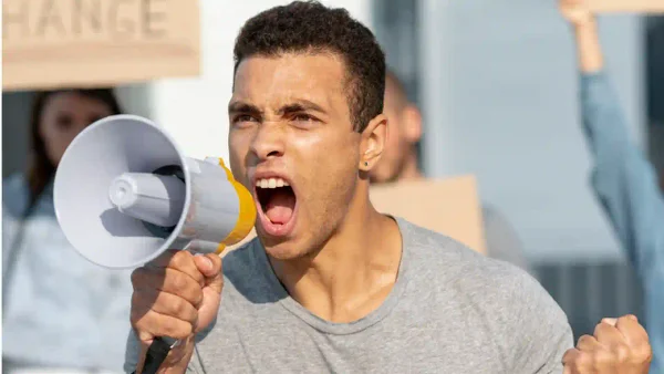 ¿Cómo opera el cerebro de un fanático? La neurociencia explica la pasión extrema