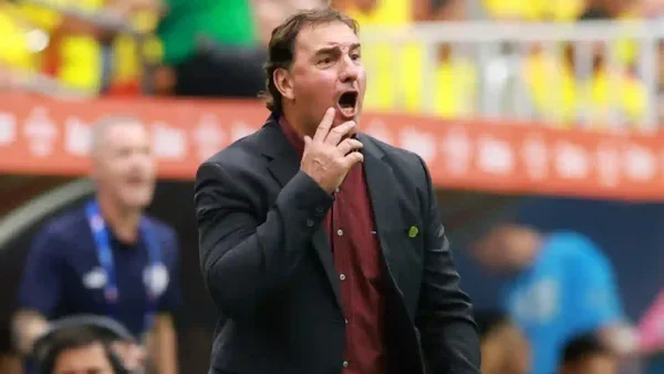 Atento a posibles cambios en la selección: Néstor Lorenzo fue visto en tribuna de estadio